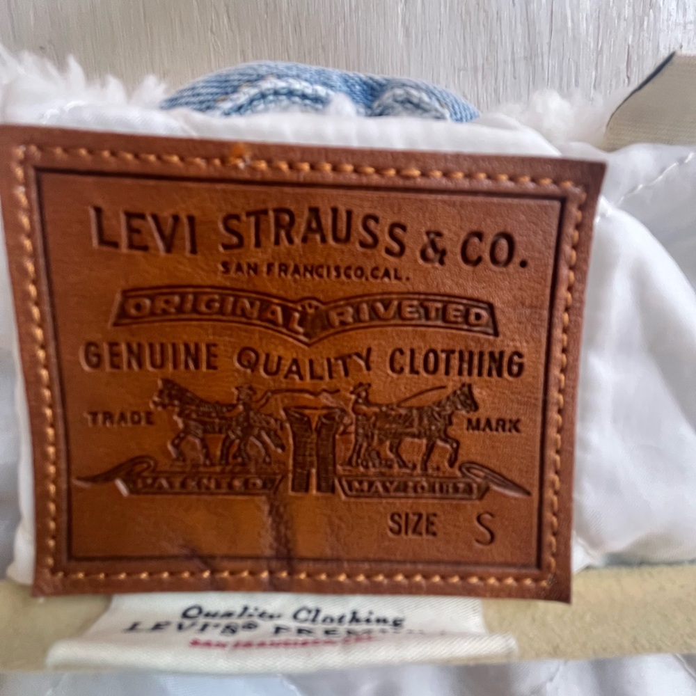 LEVI"S Retro Faux Fur Trim Zip-Up Denim Trucker Jacket - Picture 11 of 13